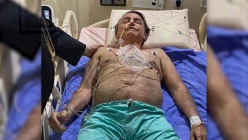 Bolsonaro publica una foto desde la cama del hospital
