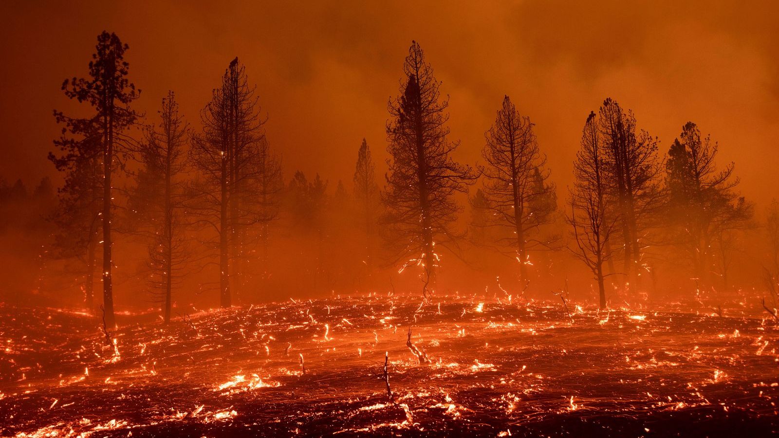 Incendio en California triplica su tamaño y obliga a evacuar a miles
