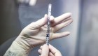 EE.UU. evalúa plan de refuerzo de dosis a vacunados