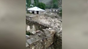 Turquía: rescatan a una mujer en plena inundación