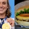Atleta gana medalla de oro y lo celebra con hamburguesa