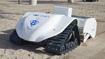 Mira cómo estos robots ayudan a limpiar las playas
