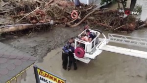 Se necesitaron 5 rescatistas para salvarla de inundación
