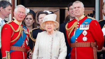 El príncipe Andrés junto a la reina y al príncipe Carlos