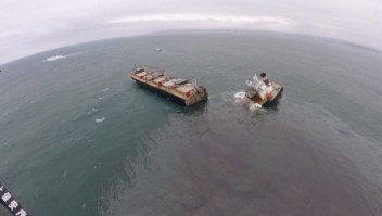 Barco se parte en dos y causa fuga de petróleo en Japón