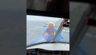 Jay Leno saca la cabeza por nariz de avión en pleno vuelo