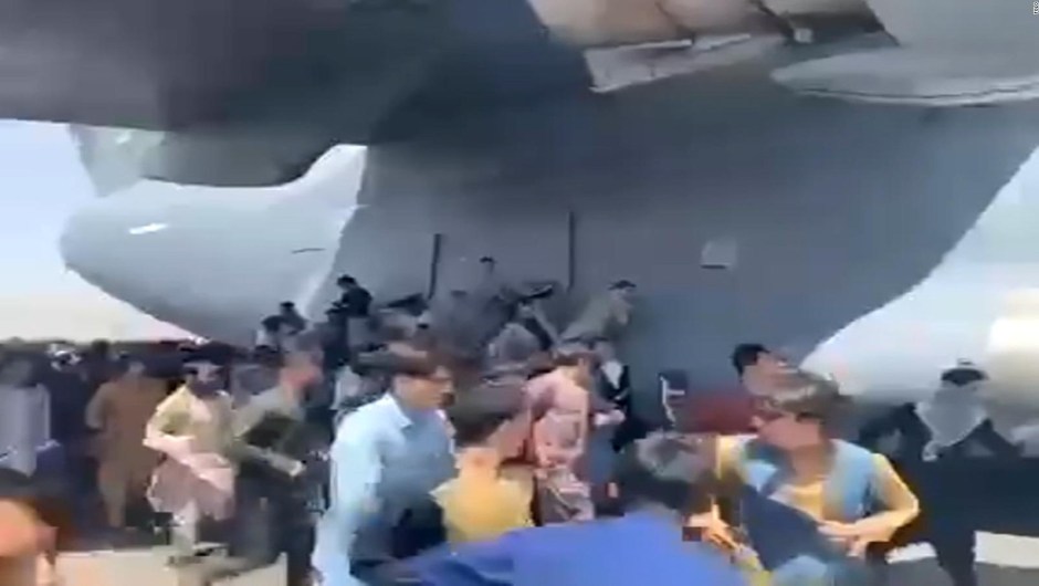 Una multitud intenta treparse a un avión en Kabul