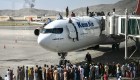 Afganistán: aparente caída de personas desde aviones