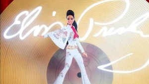 Barbie rinde homenaje al rey del rock and roll