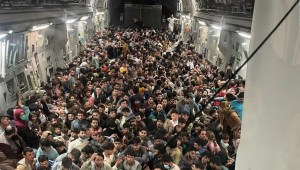 La desesperación por escapar de Kabul en una imagen