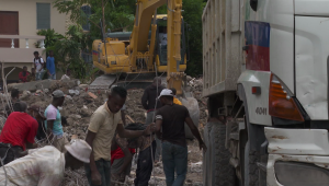 Haitianos limpian escombros con sus medios tras sismo