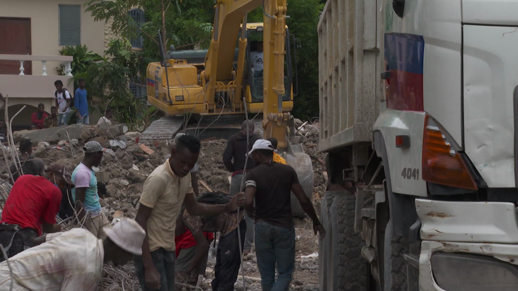 Haitianos limpian escombros con sus medios tras sismo