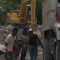 Haitianos limpian escombros con sus medios tras sismo