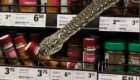 Capturan a serpiente en un supermercado