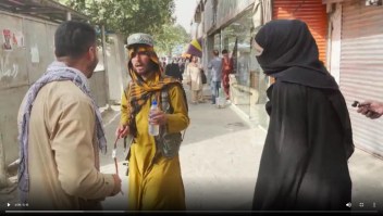 Talibán obliga a reportera de CNN a cubrirse el rostro