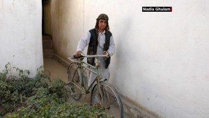 Desde los 8 años se vistió de hombre para sobrevivir en Afganistán