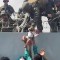 Soldados estadounidenses en Kabul reciben a bebé