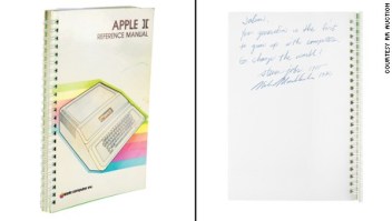 Venden manual de Apple II firmado por Steve Jobs