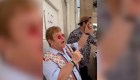 Elton John sorprende en una playa de Cannes