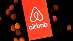 Airbnb anuncia ayuda para refugiados afganos