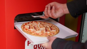 Máquina dispensadora entrega pizzas en Roma