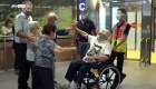 Veterano de 97 años cumple sueño de reunirse con hermanos