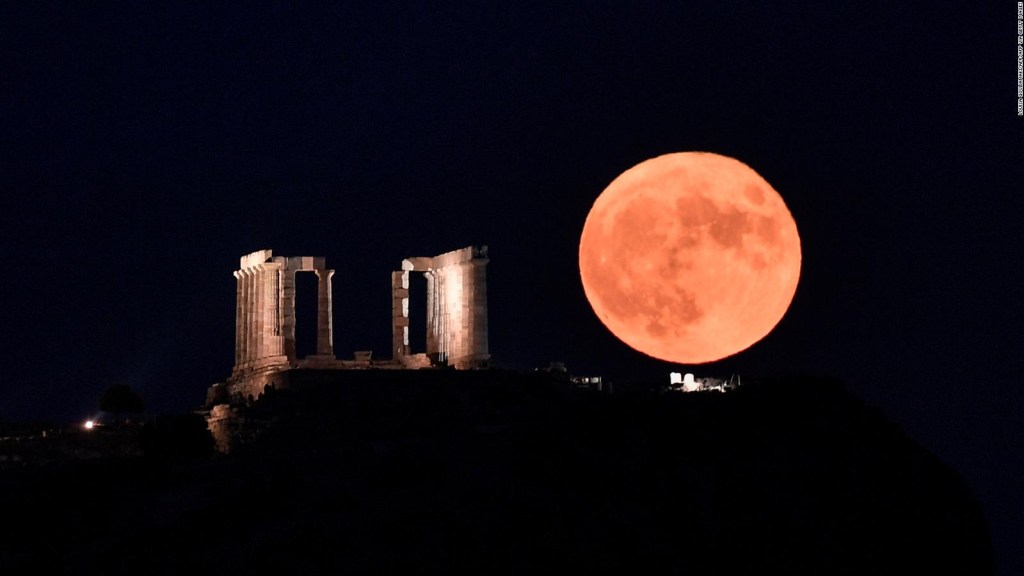 La luna llena brilla en Grecia