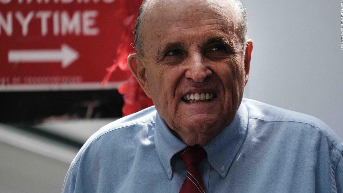 R. Giuliani se afeita en un restaurante del aeropuerto y se hace viral