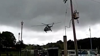 Graban cómo cae un helicóptero de la Marina de México