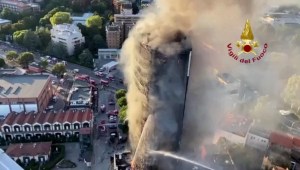 Un gran incendio devoró un edificio en Milán