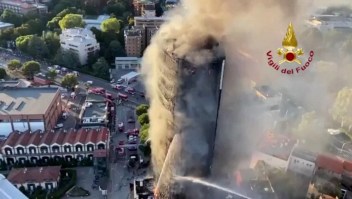 Un gran incendio devoró un edificio en Milán