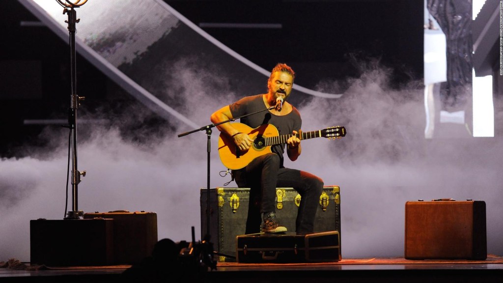 Ricardo Arjona plays in the New York subway and so it went