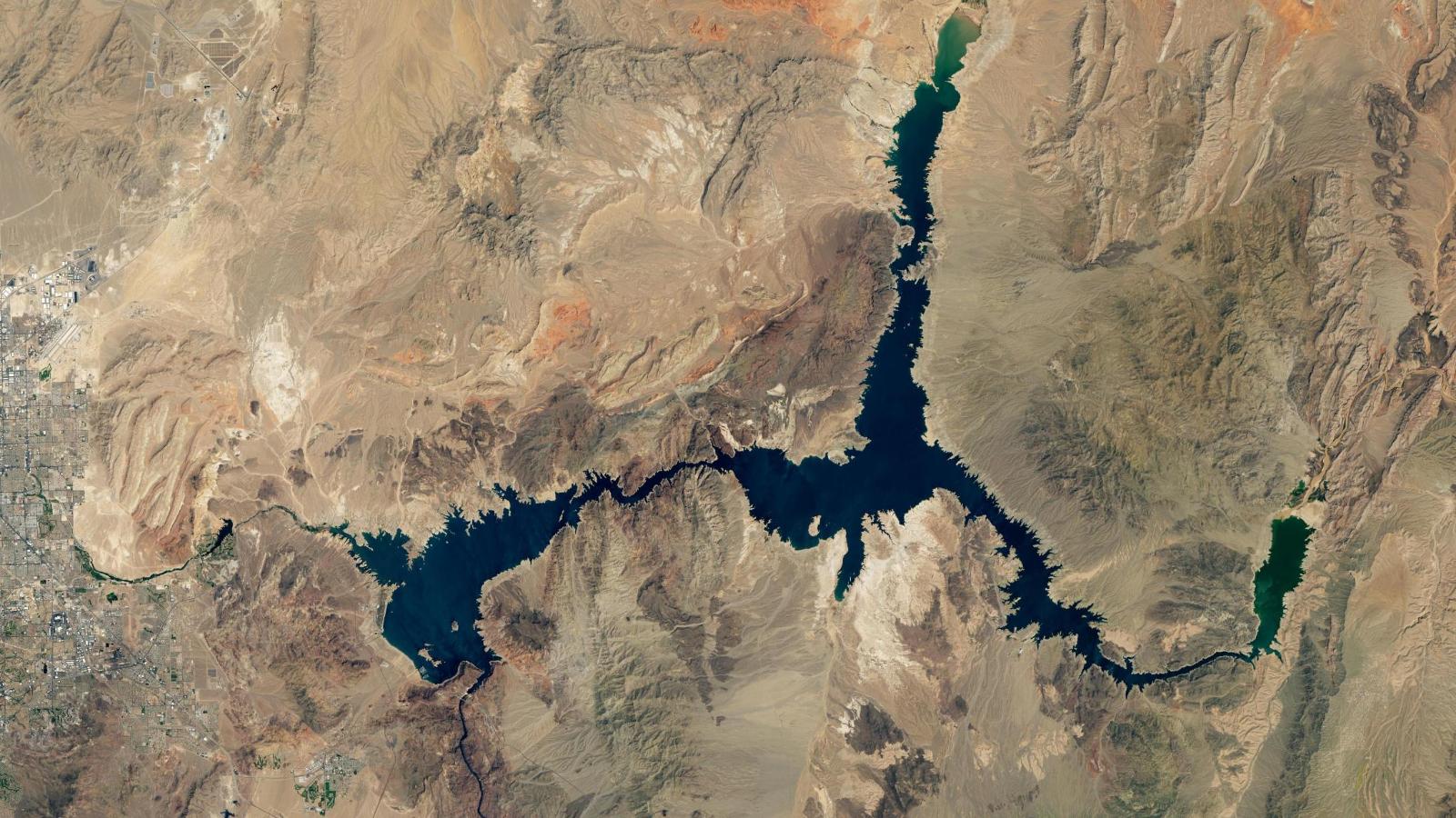 2 Images, A Tragedy: Lake Mead Drought Is One Of The Worst In 12 ...