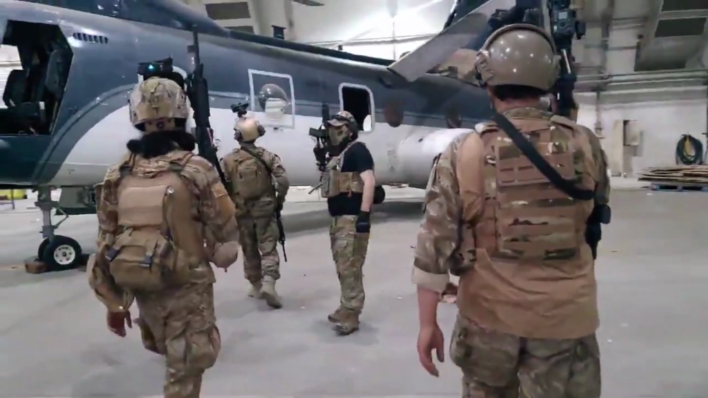 Talibanes hallan helicópteros que EE.UU. dejó en Kabul