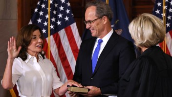 Kathy Hochul toma posesión como gobernadora de Nueva York