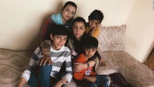 Afganos en Estados Unidos tratan desesperadamente de poner a salvo a sus familias