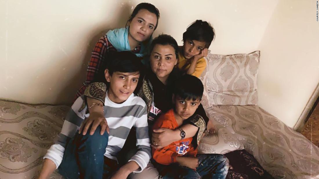 Afganos en Estados Unidos tratan desesperadamente de poner a salvo a sus familias