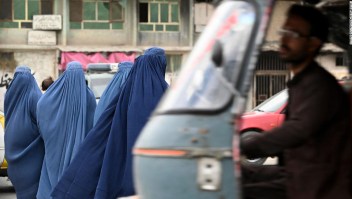 "Nadie se fía de nada que salga de la boca de los talibanes". Tres mujeres sobre cómo es Afganistán bajo el gobierno del grupo militante
