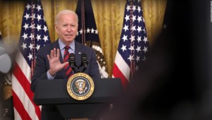 ANÁLISIS | Biden muestra que está listo para hacer movidas drásticas en la lucha contra el covid-19, incluso si no está seguro de que sean legales