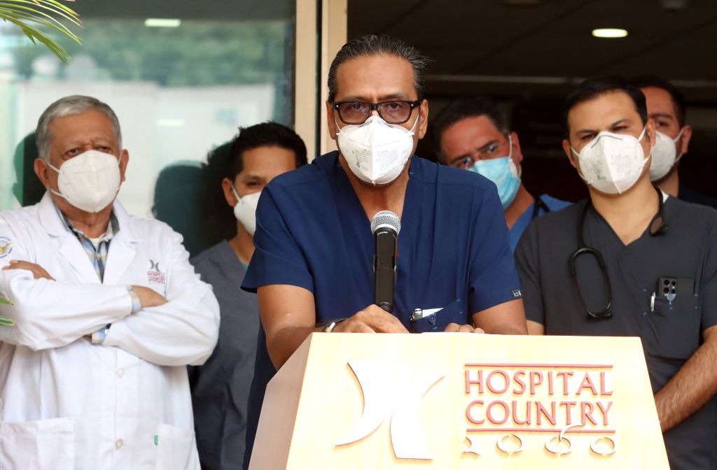Vicente Fernández está estable, dice su equipo médico