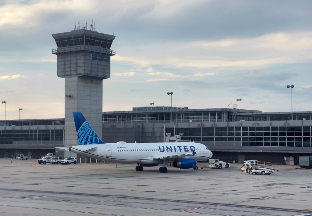 United Airlines exige que todos sus empleados se vacunen contra el covid-19, o podrían perder su trabajo 