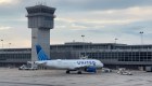 United Airlines exige que todos sus empleados se vacunen contra el covid-19, o podrían perder su trabajo 