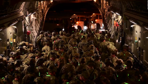 EE.UU. muestra a los últimos militares que dejaron Kabul