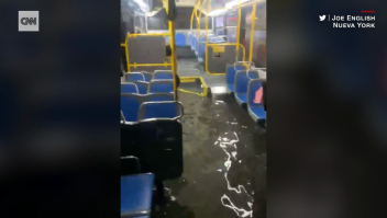 Mira a un autobús de Nueva York salir de una inundación