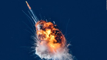 Cohete explota poco después de lanzamiento en California