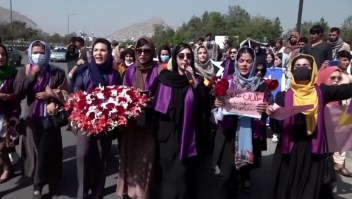 Valientes mujeres protestan en calles de Afganistán