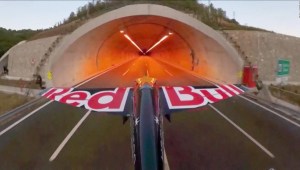 Mira el espectacular vuelo de piloto a través de 2 túneles