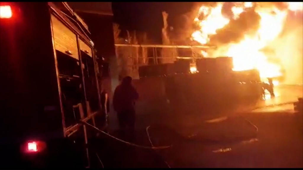 Impresionante explosión tras incendio en una fábrica