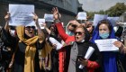 Mujeres marchan contra los talibanes en Afganistán
