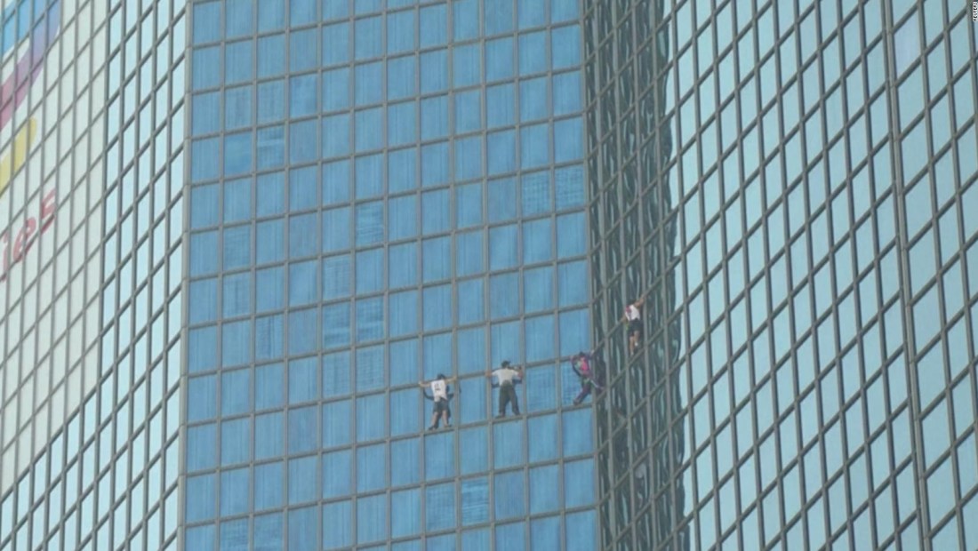 Mira al "Spiderman francés" escalando un rascacielos